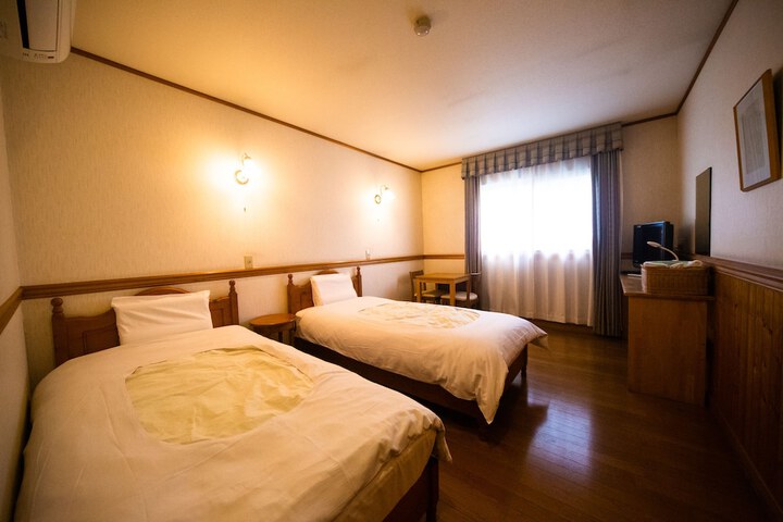 Room 8 of 33