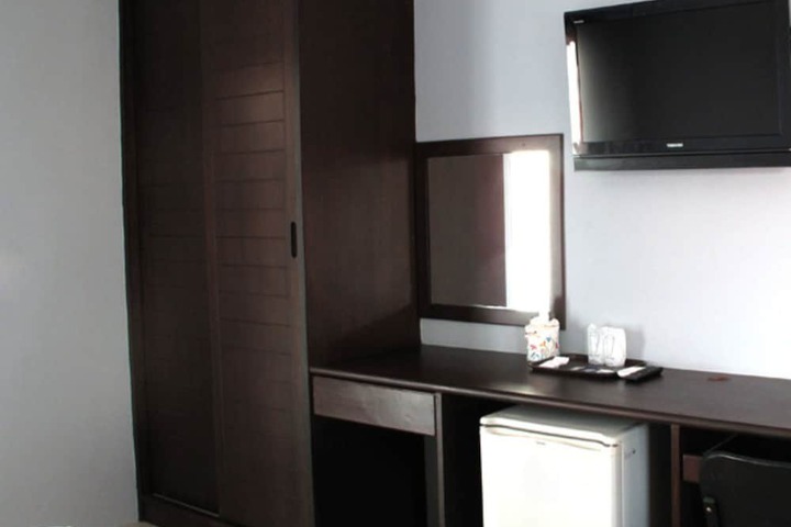 Room 4 of 9
