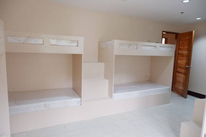 Room 4 of 90