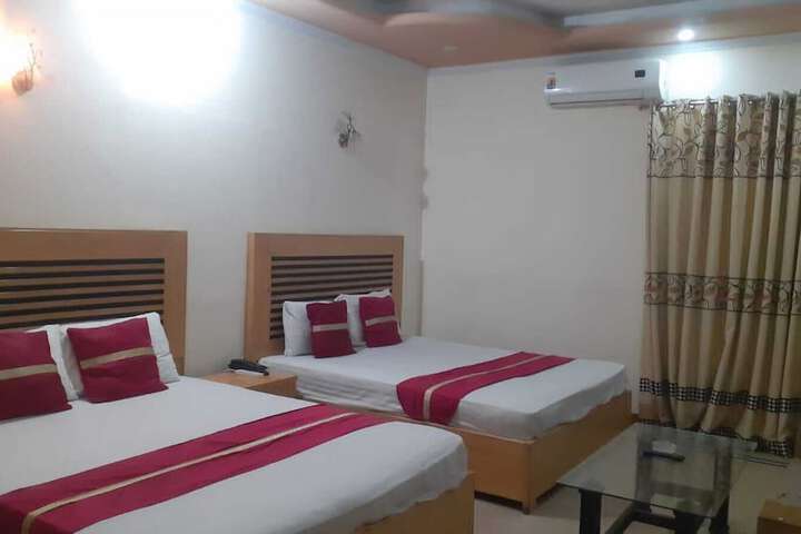 Room 4 of 8