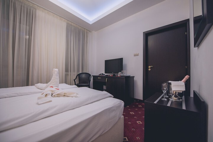 Room 12 of 66