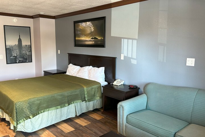 1 King Bed (12 of 12)
