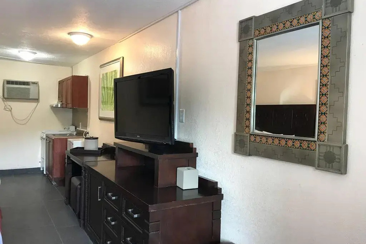 Room 5 of 12
