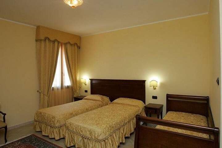 Room 4 of 17