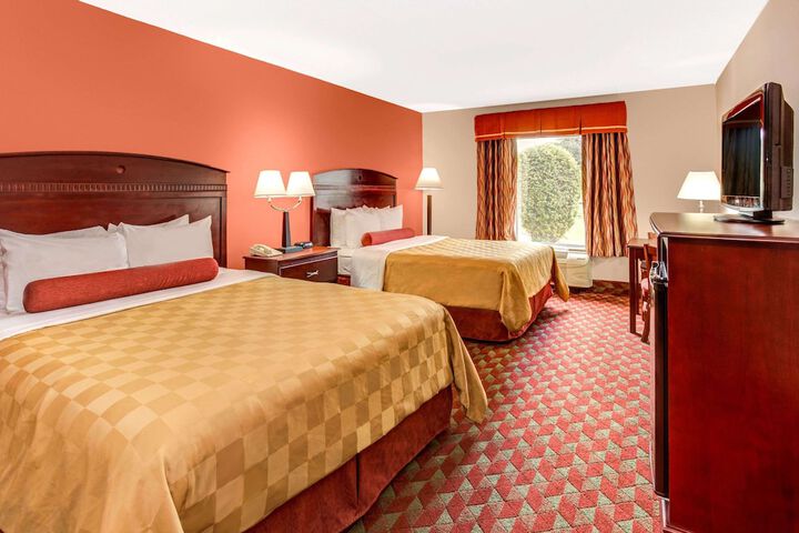 2 Queen Beds (1 of 6)