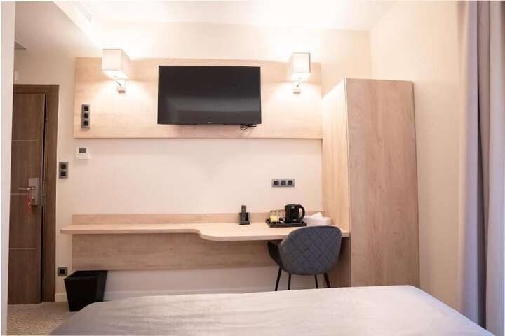 Room 9 of 32