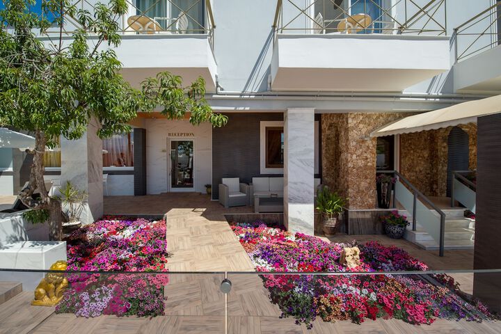 Hotel Exterior 76 of 78