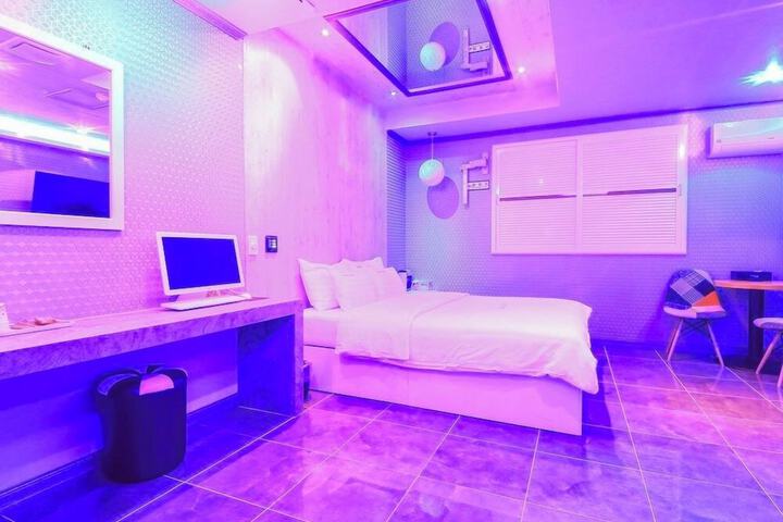 Room 7 of 9