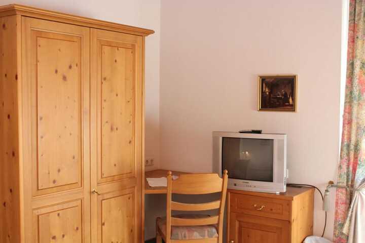 Room 9 of 34