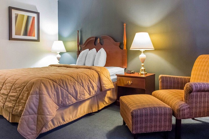 1 Queen Bed (2 of 16)