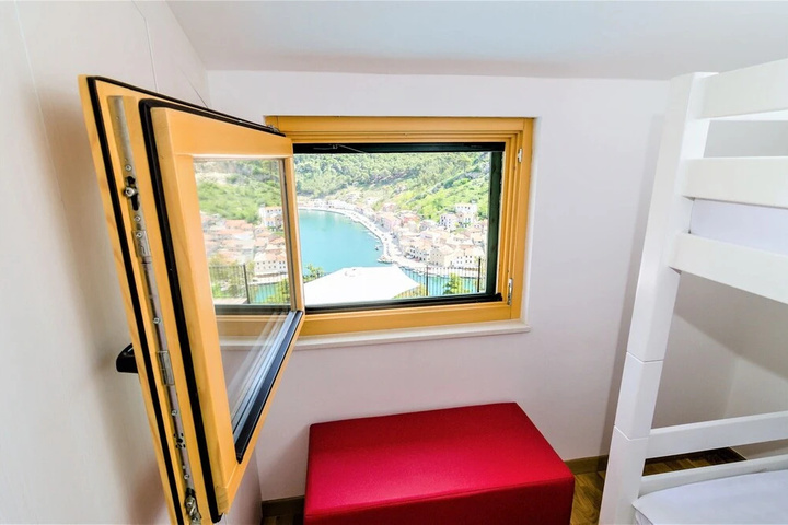 Room 4 of 20