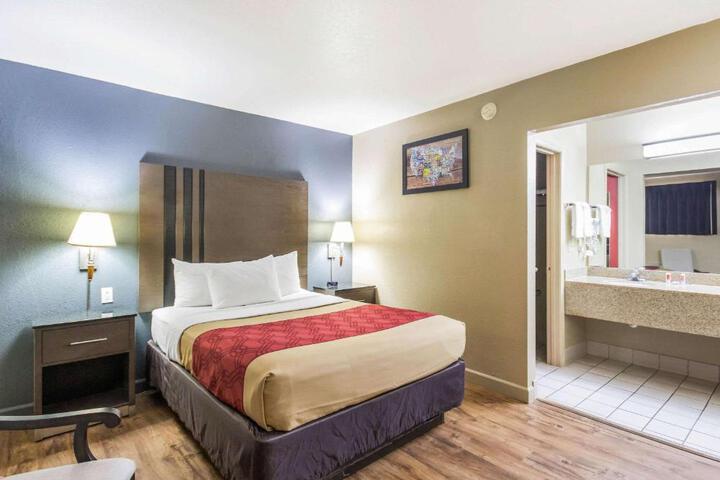 1 Queen Bed (6 of 6)