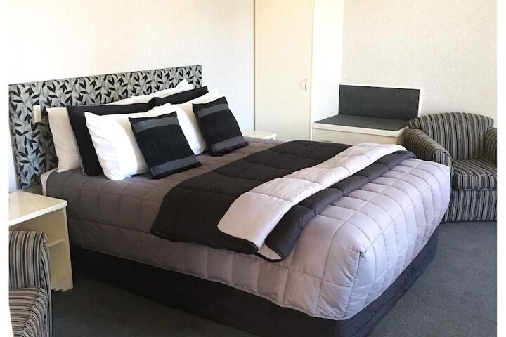 Room 10 of 32