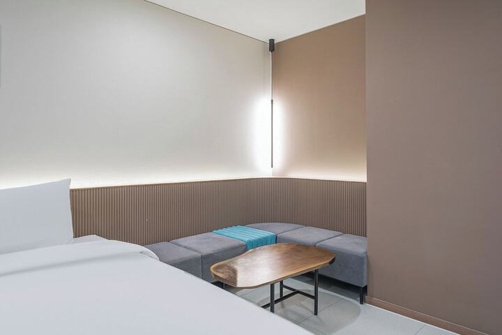 Room 37 of 83