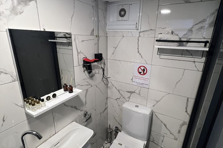 Room 17 of 28