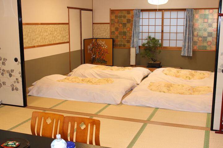 Room 6 of 18