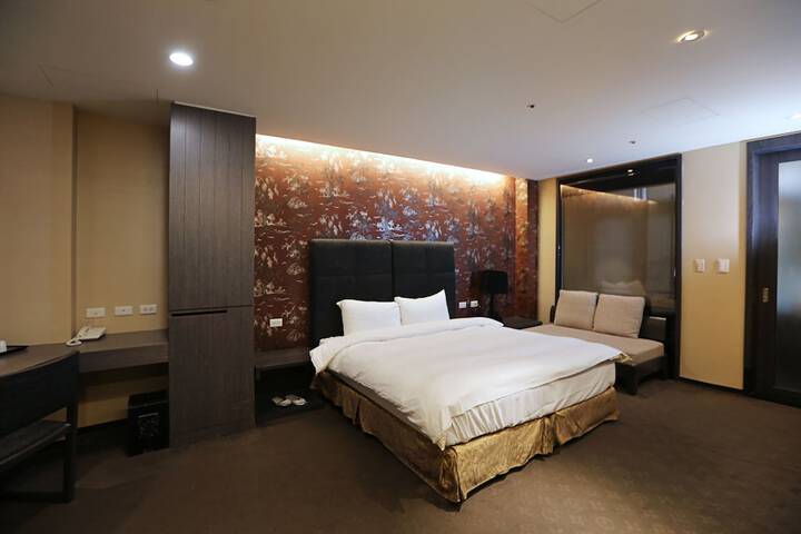 Room 5 of 106