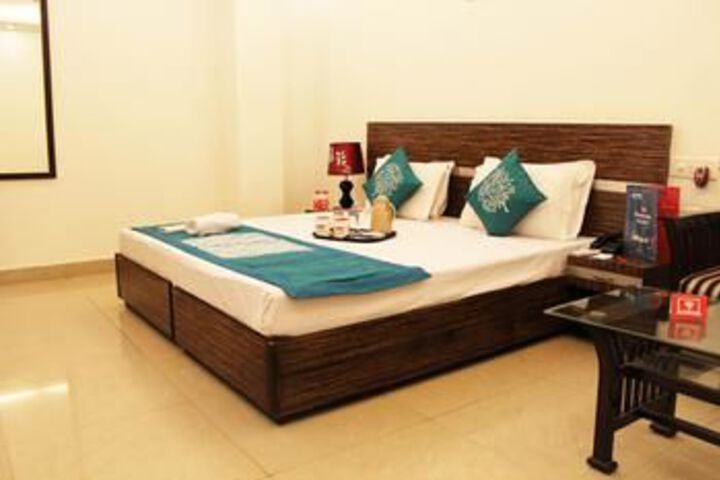 OYO Premium Near Golf Course Road