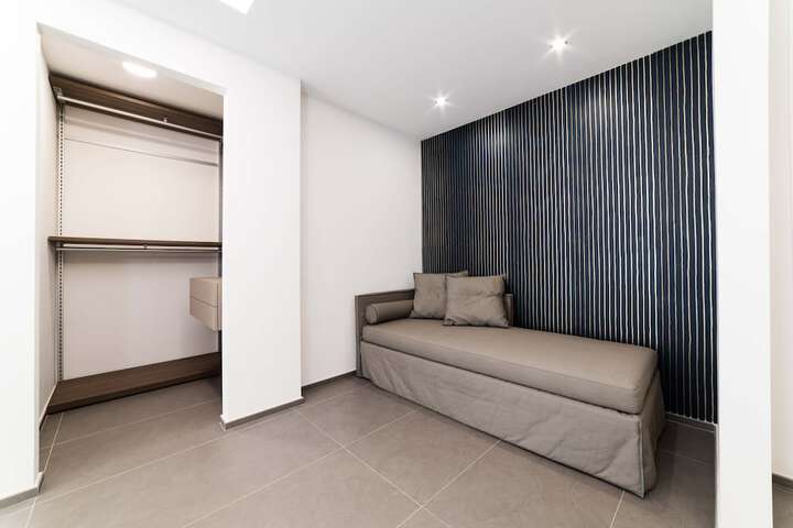 Room 2 of 43