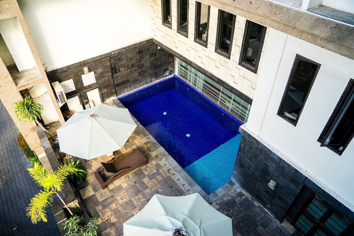 Hotel Pool