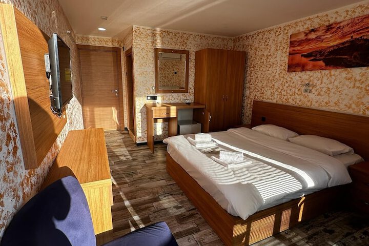 Room 6 of 38