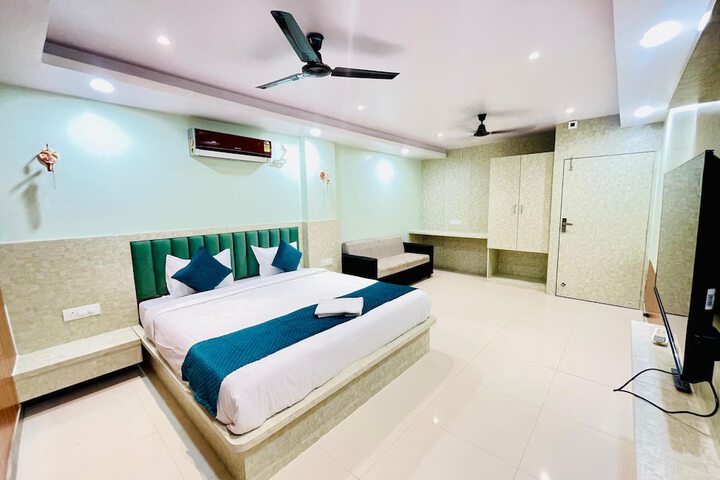 Room 12 of 19