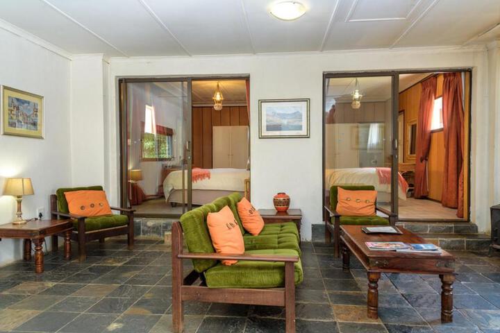 Lounge 2 of 23