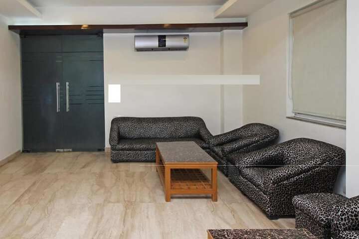 Lounge 14 of 17