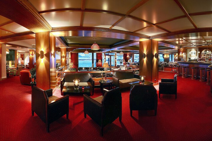 Lounge 80 of 88