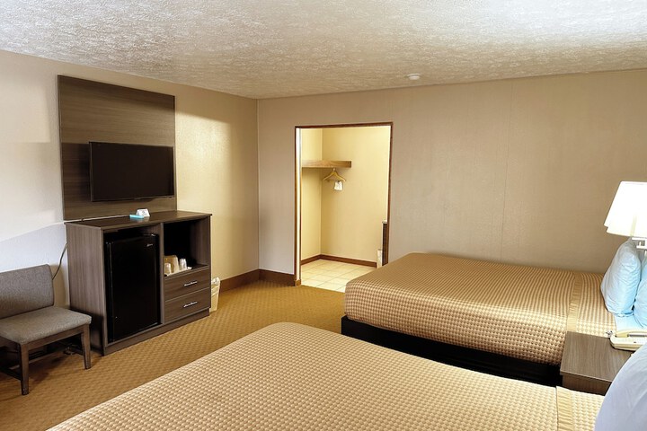 2 Queen Beds (16 of 27)