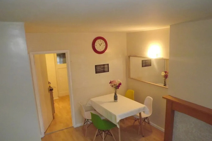 Room 9 of 14