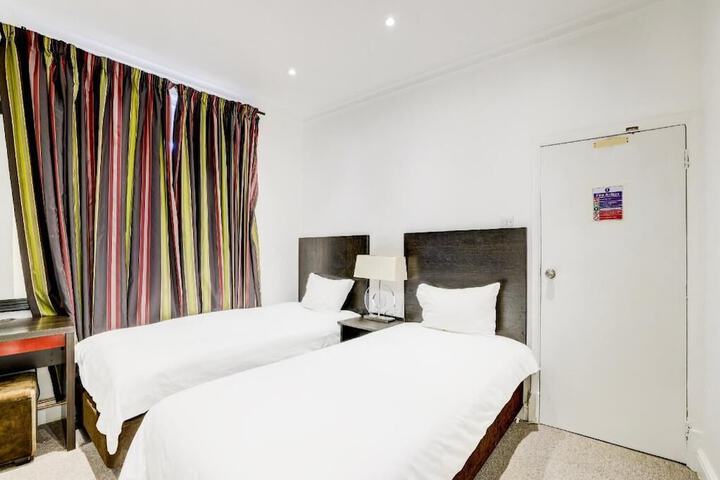 Room 9 of 37