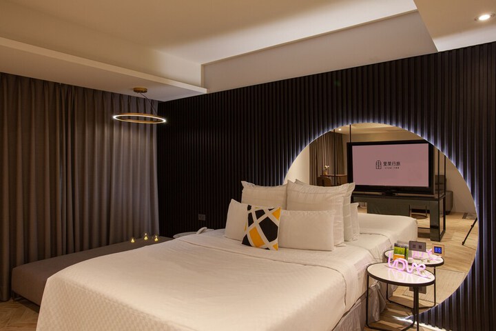 Room 15 of 118