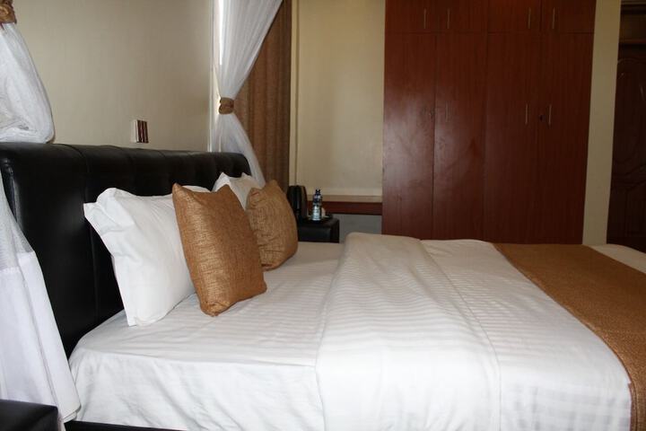 Room 4 of 16