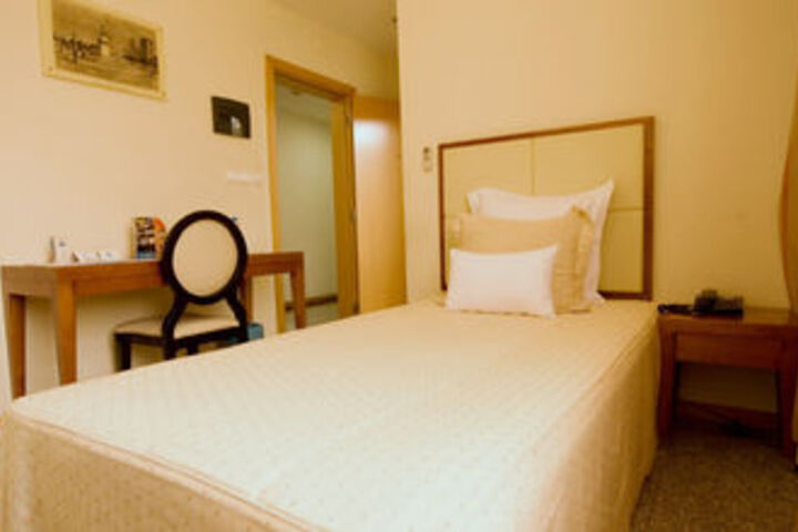 Room 10 of 30