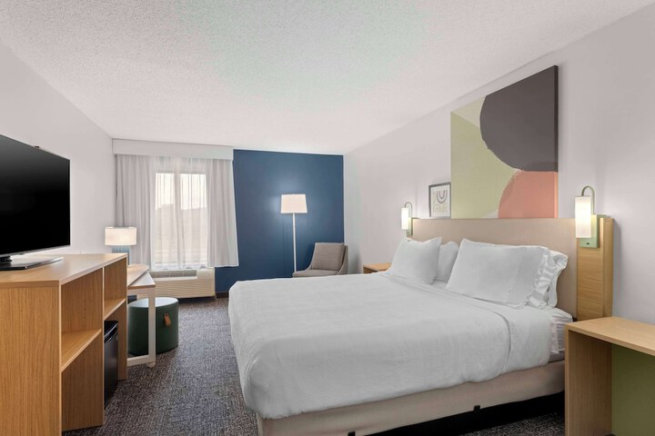 1 King Bed (7 of 16)
