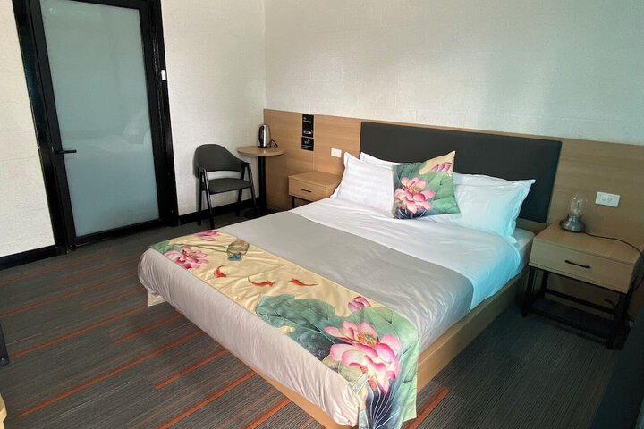Room 9 of 28