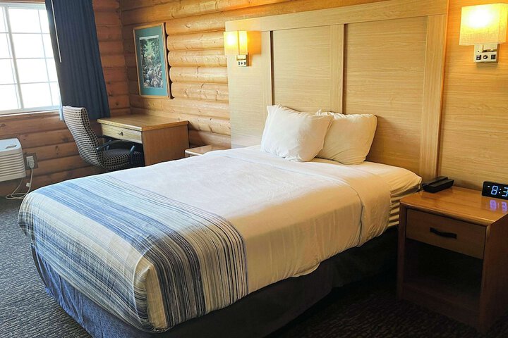 1 Queen Bed (21 of 25)