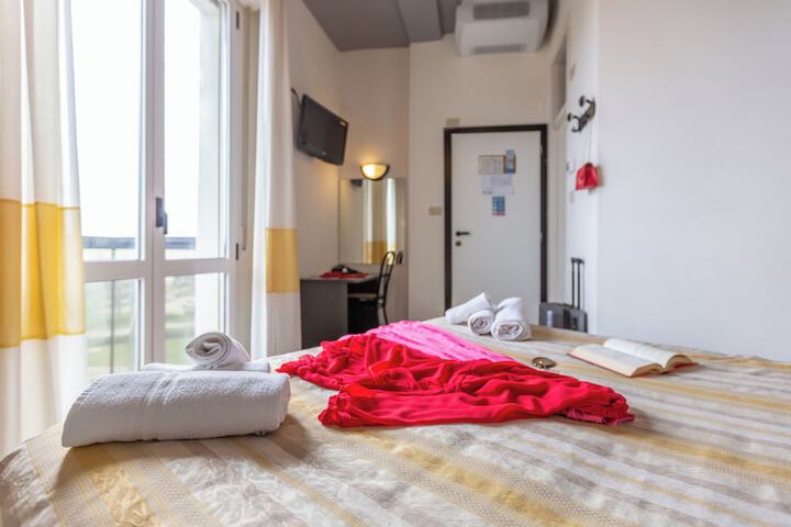Room 10 of 37
