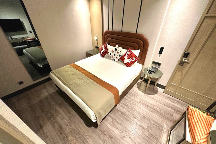 Room 9 of 96