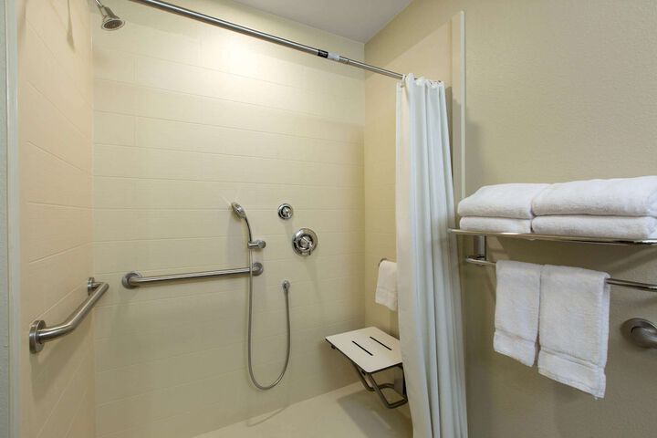 2 Queen Beds Mobility Accessible (8 of 9)