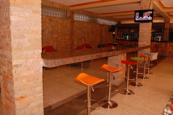 Lounge 35 of 43