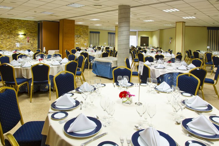 Dining 40 of 55