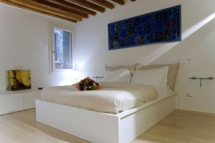 Room 6 of 12
