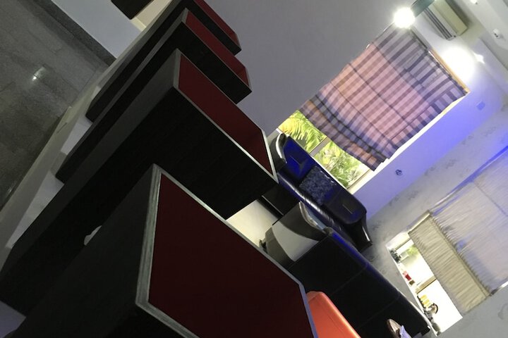 Lounge 281 of 288