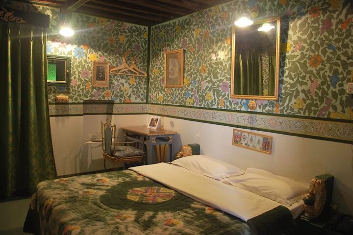 Room 7 of 25