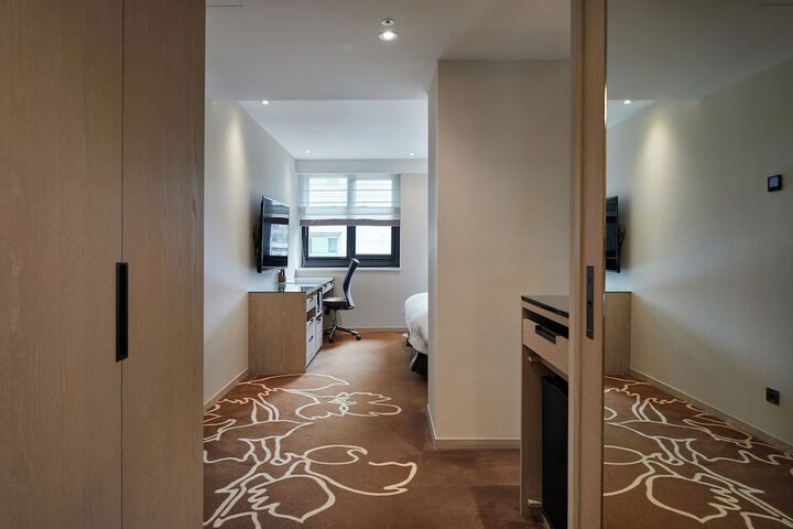 Room 42 of 121