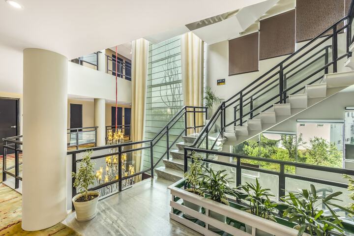 Ballroom/Hall 48 of 74