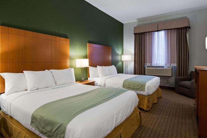 2 Queen Beds - Wireless High Speed Microfridge Coffee Maker Iron Hair Full Breakfast (1 of 2)