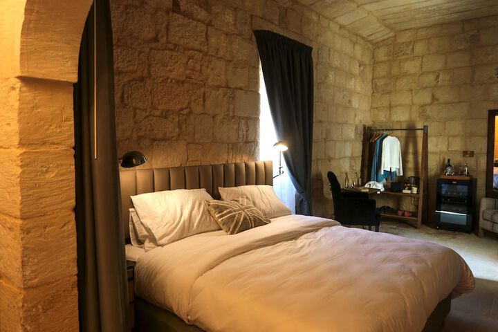 Room 3 of 71